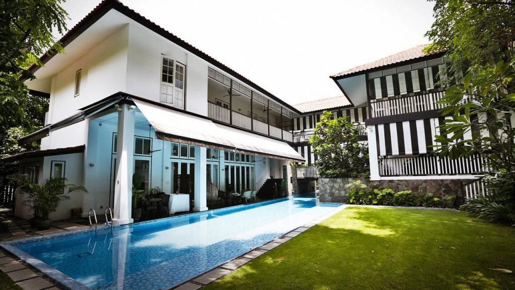 media-article-business-times-colonial-house-pool