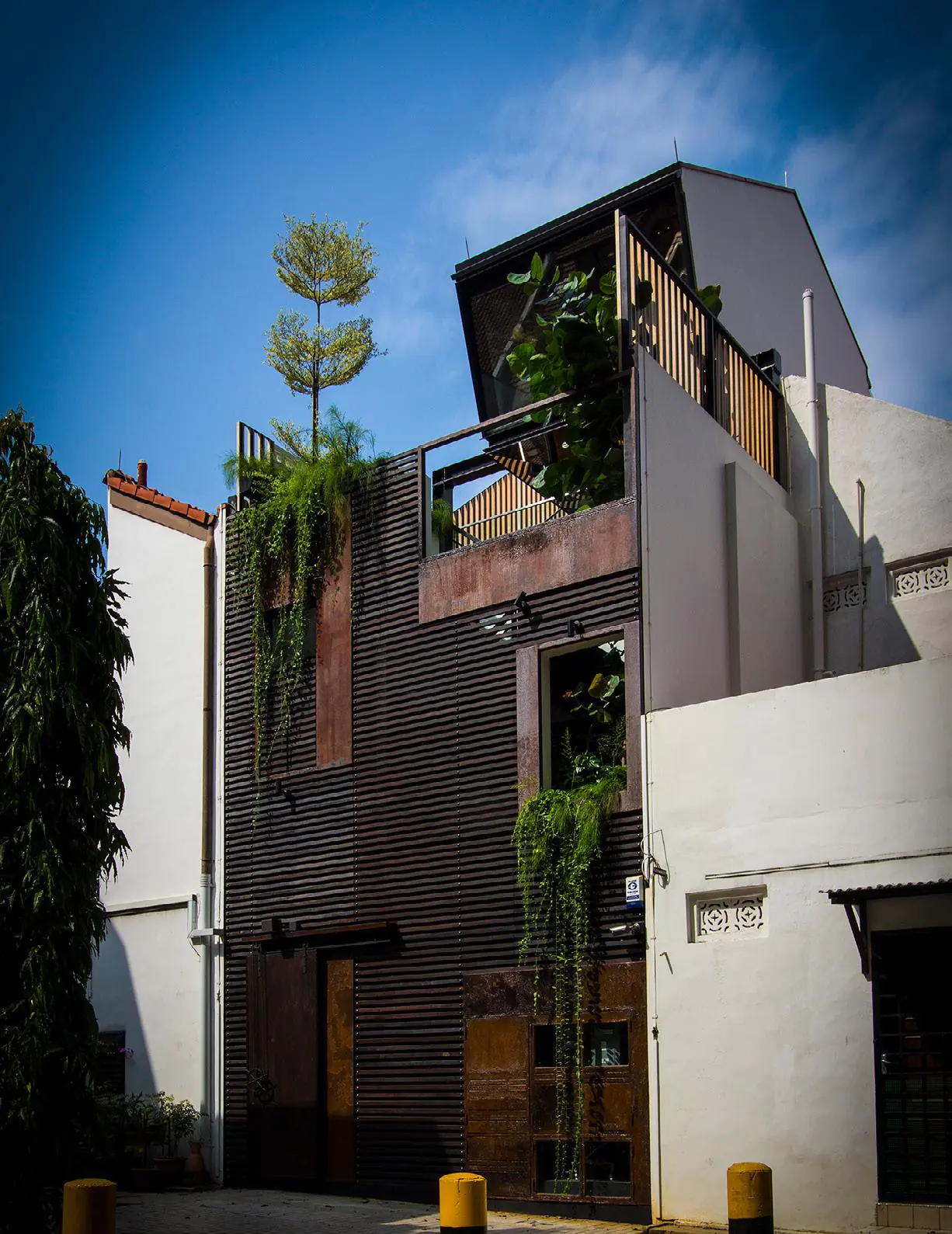 media-article-swiftnlift-Aamer-Architects-house-balcony-2